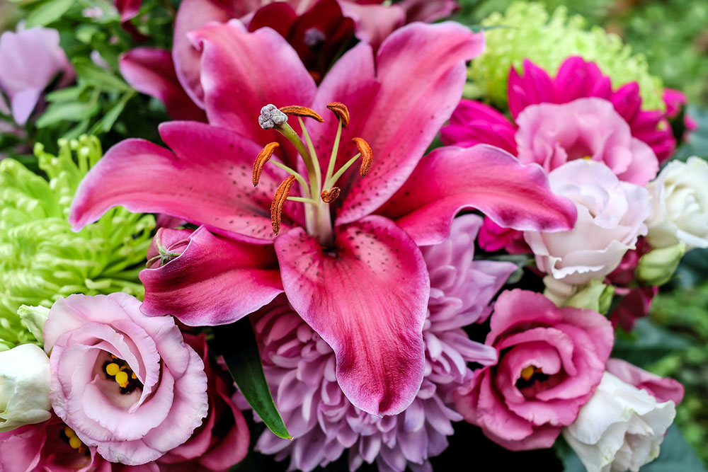 novogodishni-aranzhirovki-rozi-i-lilii